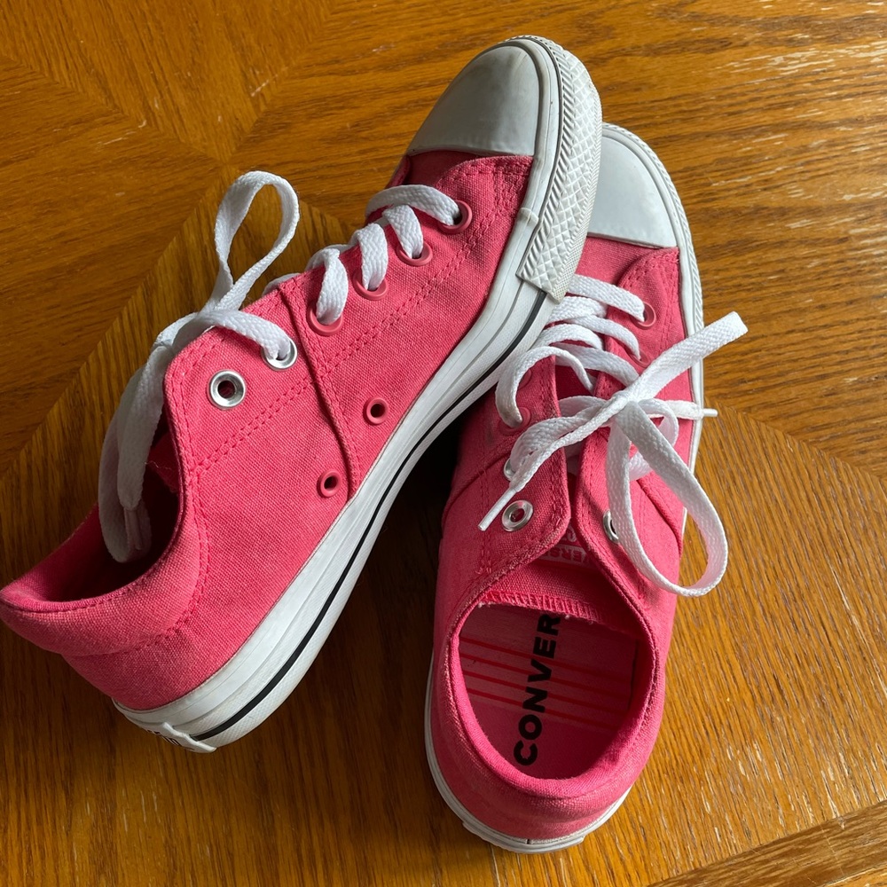 Pink Converse sneakers! SIZE 8